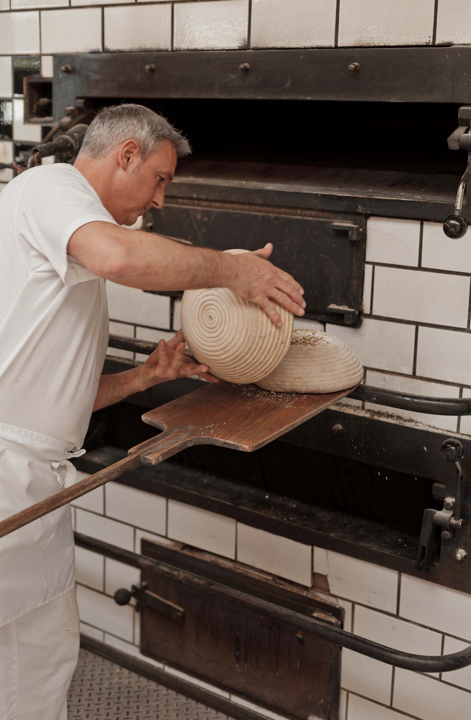 Bäckermeister Schütz aus Erkheim beim Brotbacken am Holzofen