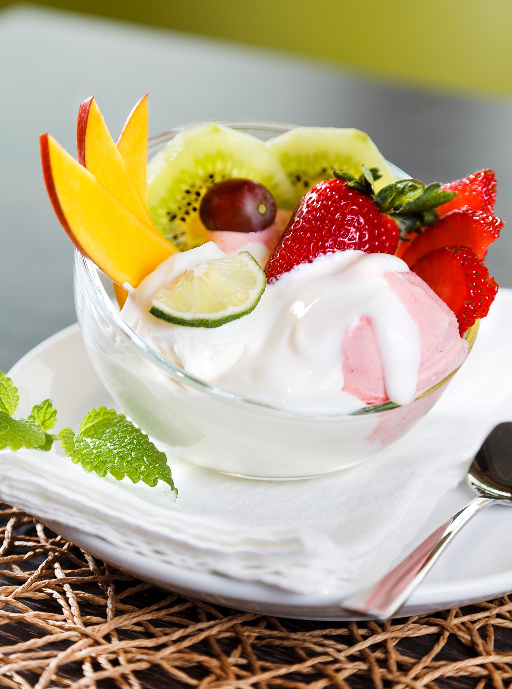Joghurt-Becher Fruchtiger Joghurt Eisbecher mit frischen Früchten