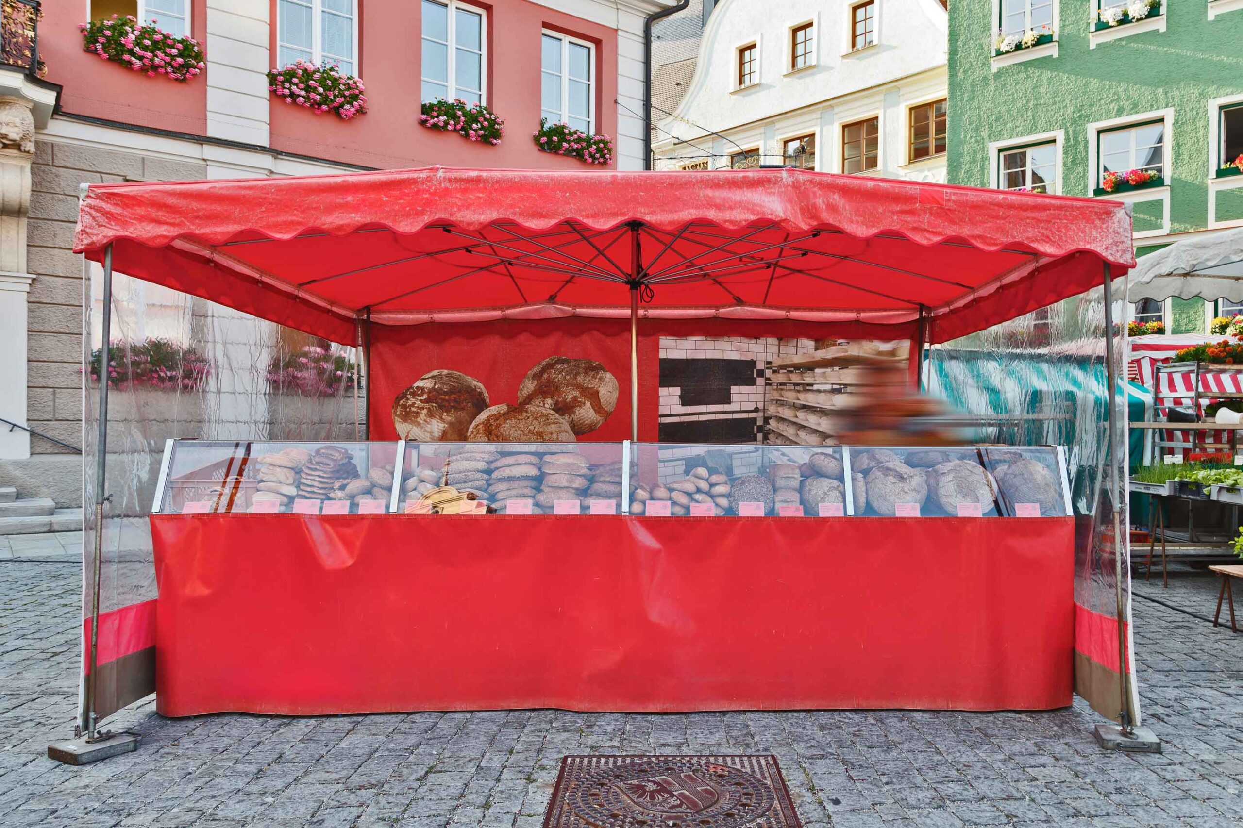 Roter Marktstand vom Schützenbäck auf dem Memminger Wochenmarkt
